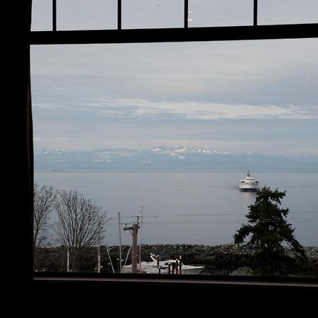 Beyond Bliss Suites & Spa Powell River Room photo